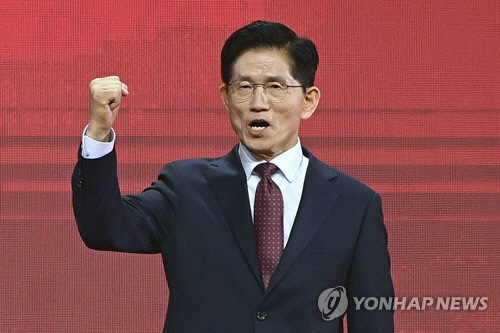 국민의힘 김문수 대선 경선 후보가 3일 경기 고양시 킨텍스에서 열린 국민의힘 최종 대선 후보 선출을 위한 전당대회에서 기념촬영을 하고 있다. [고양=연합뉴스]